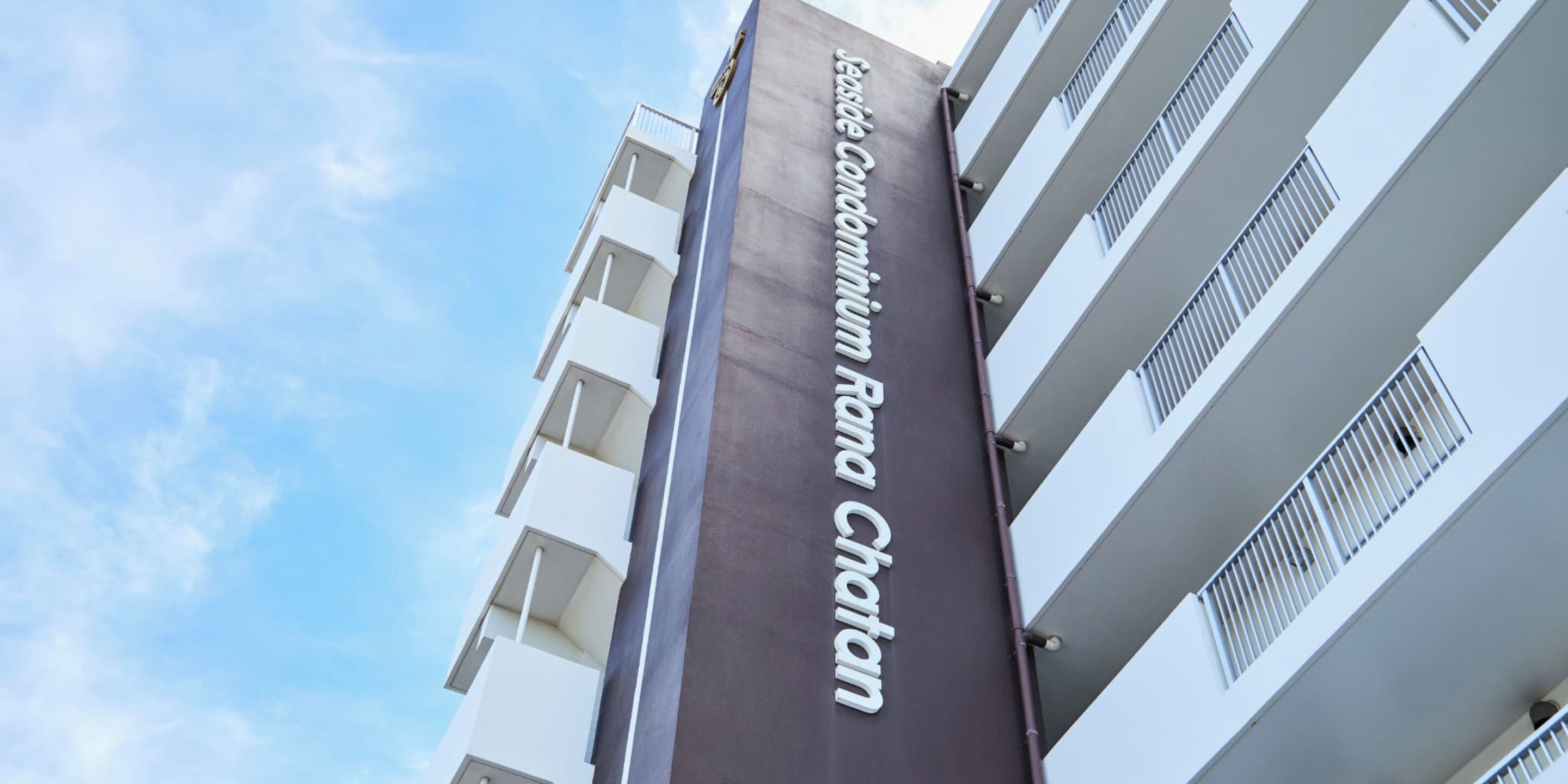A building with a sign reading "Jardim Andromeda Chatan".