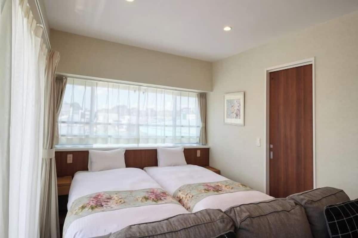 Mobiliario individual, cortinas opacas, tabla de planchar con plancha