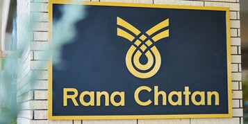 Un letrero con el logotipo y el nombre