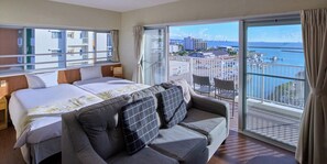 Habitación superior con 2 camas individuales, no fumadores, vistas al puerto | Mobiliario individual, cortinas opacas, tabla de planchar con plancha