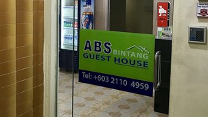 Schild für das ABS Bintang Guest House mit einer Kontaktnummer.