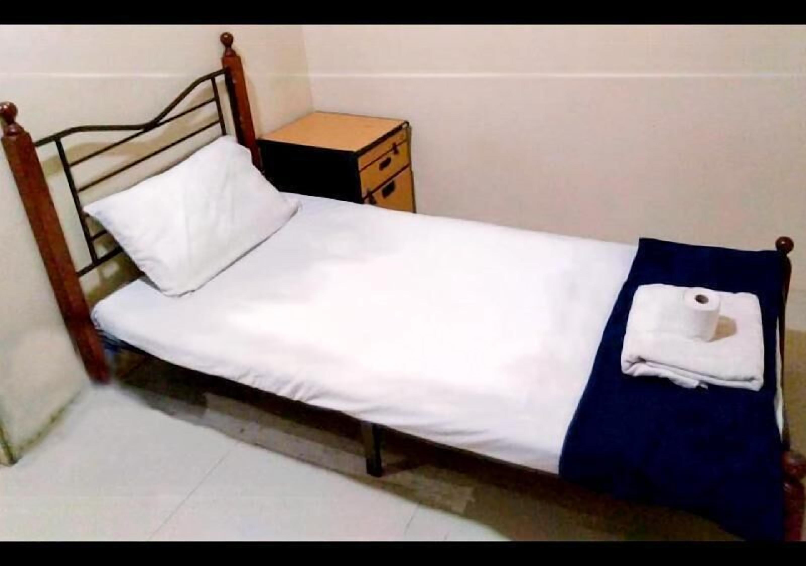 Tabla de planchar con plancha, wifi gratis, ropa de cama