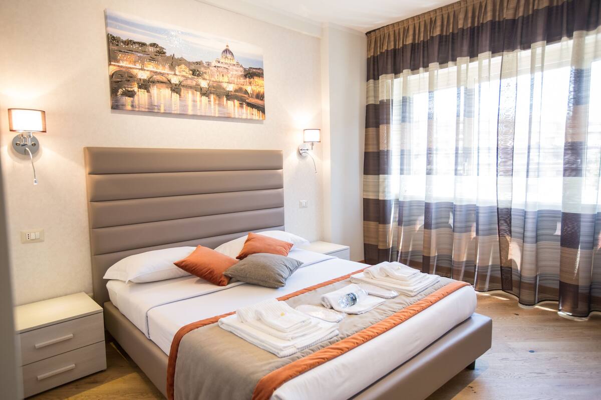 Habitación doble Deluxe | Minibar, escritorio, insonorización y cunas gratuitas 