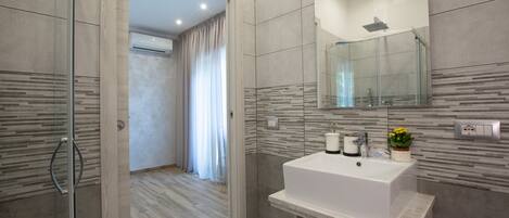 Habitación doble Deluxe | Baño | Regadera, amenidades de baño gratuitas, secadora de cabello, pantuflas