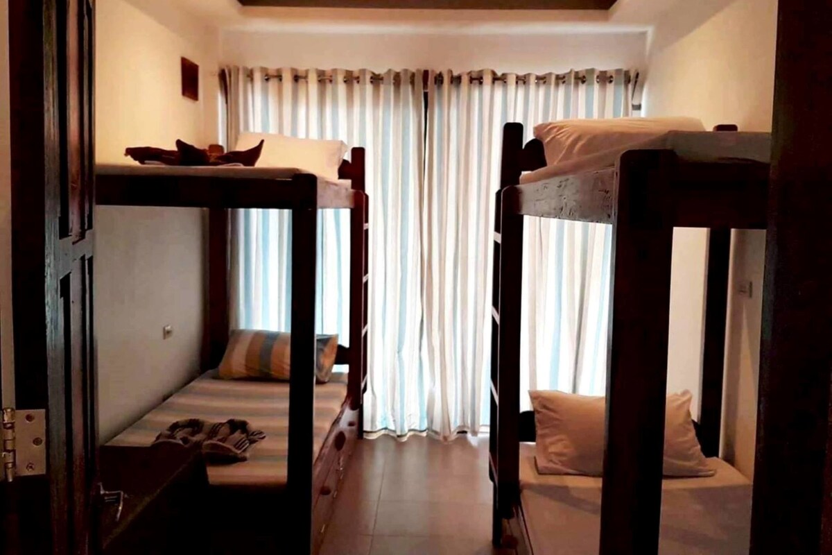 Phòng tập thể (Surf Bunk) | Két bảo mật tại phòng, bàn, bộ trải giường 