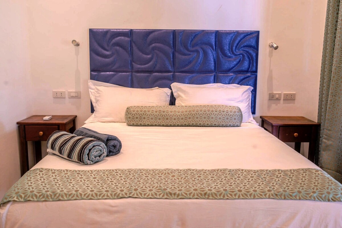 Phòng Deluxe (AC, Ensuite) | Két bảo mật tại phòng, bàn, bộ trải giường 