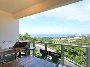 Un balcon équipé d’un barbecue et de chaises, avec l’inscription « Captain Stag Freedom Venture Spirits ».