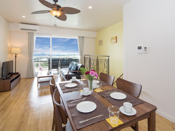 Condo, 3 phòng ngủ, không hút thuốc, bồn tắm thủy lực (Private Jacuzzi Villa) | Khu phòng khách | TV màn hình phẳng 42-inch có truyền hình kỹ thuật số, TV