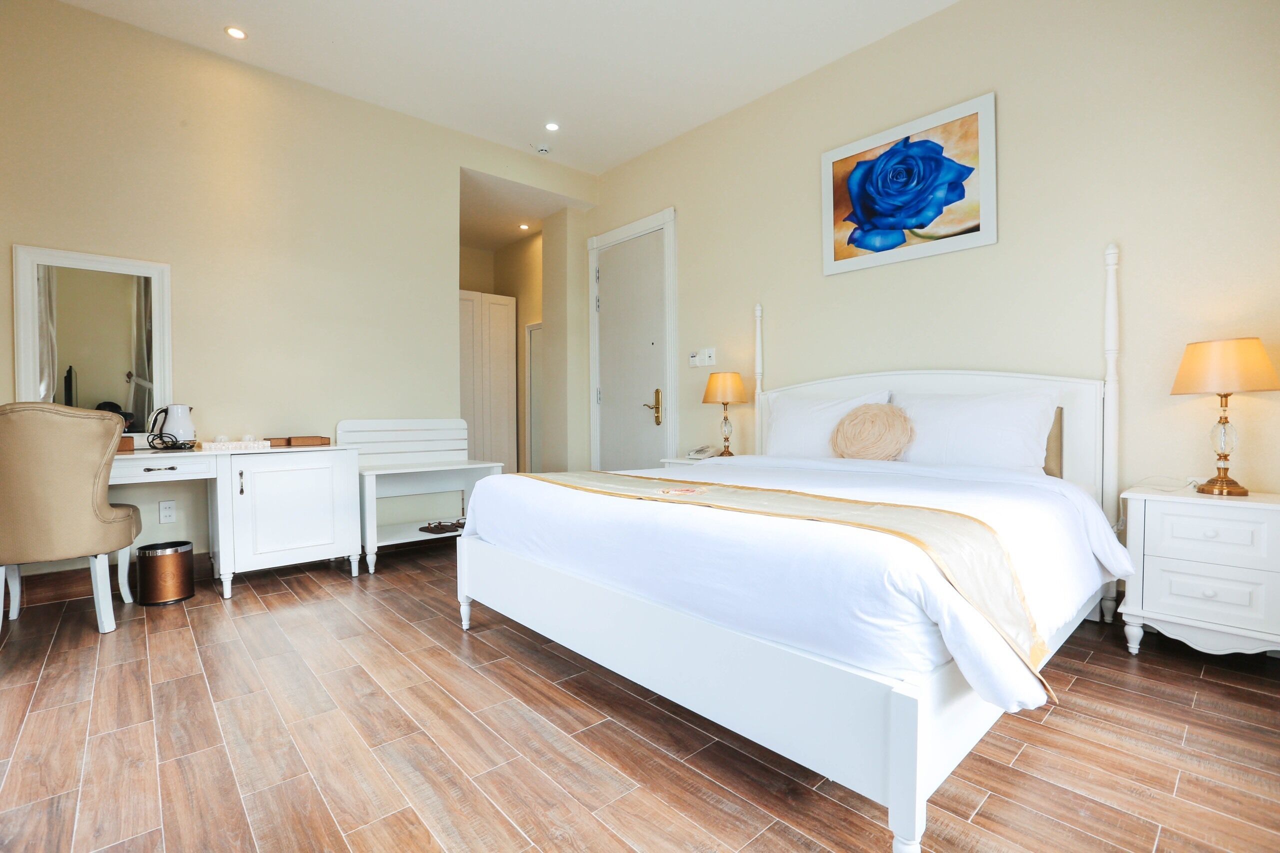 deluxe double room | minibar, in-room safe, desk, blackout curtains