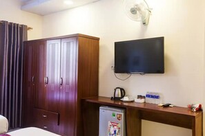 ダブルルーム | ミニバー、セーフティボックス (室内)、デスク、遮光カーテン