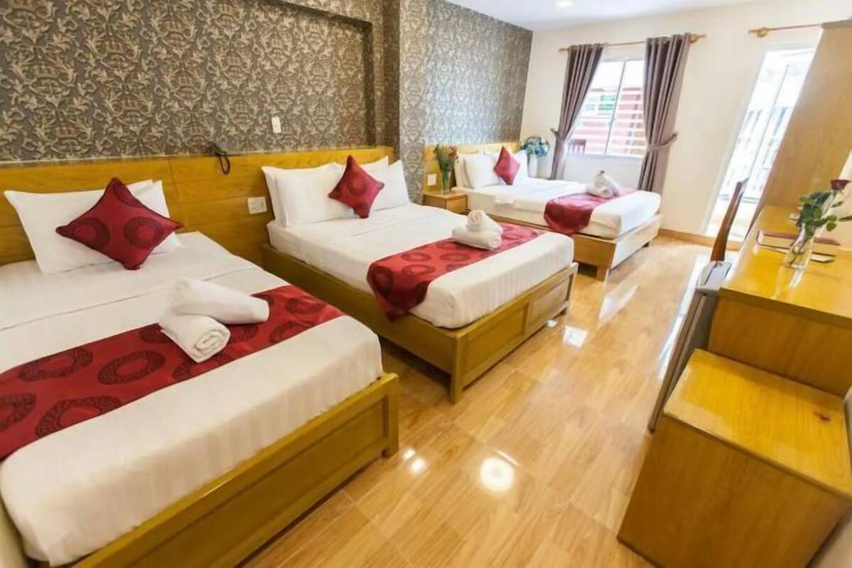 Minibar, brankas, meja kerja, dan tirai kedap cahaya