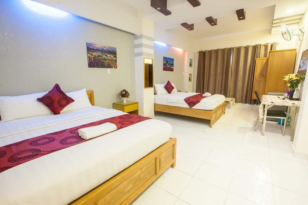 Minibar, brankas, meja kerja, dan tirai kedap cahaya