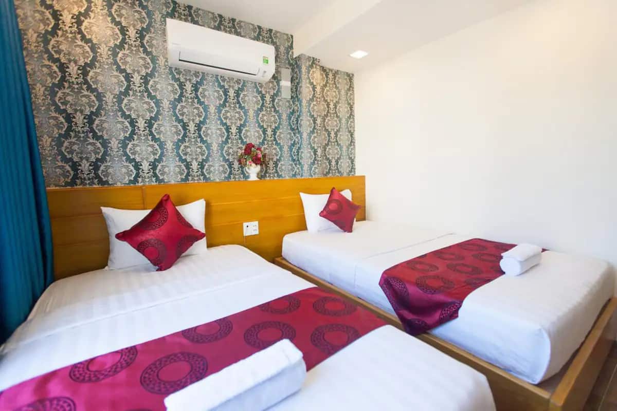Twin Room | Minibar, in-room safe, desk, blackout curtains