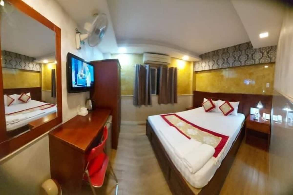 Minibar, brankas, meja kerja, dan tirai kedap cahaya