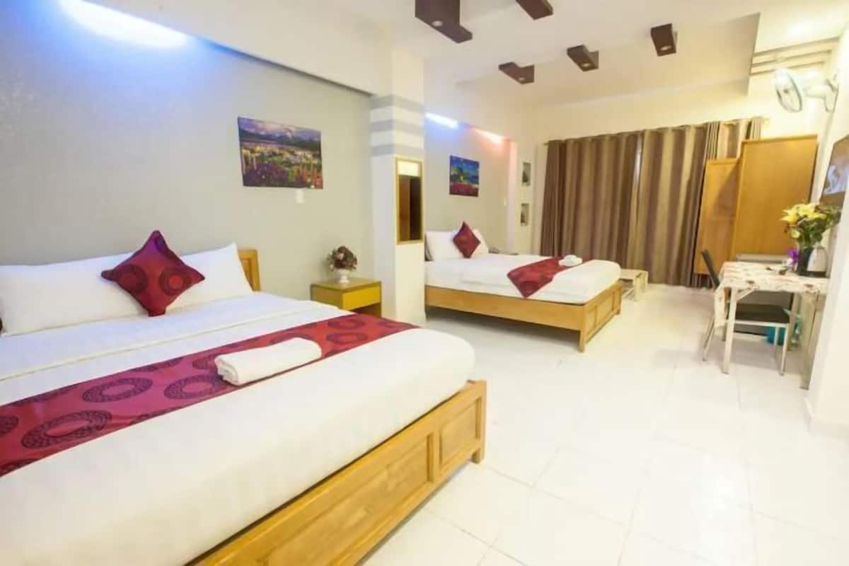 Minibar, brankas, meja kerja, dan tirai kedap cahaya