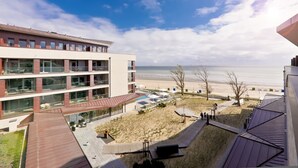A modern building with multiple floors, a rooftop terrace, and a view of the beach. - Upstalsboom Wyk auf Föhr (Wyk auf Foehr)