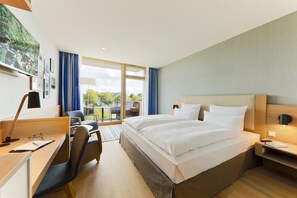 Quarto casal clássico, 1 cama de casal | Roupas de cama antialérgicas, cofres nos quartos, escrivaninha