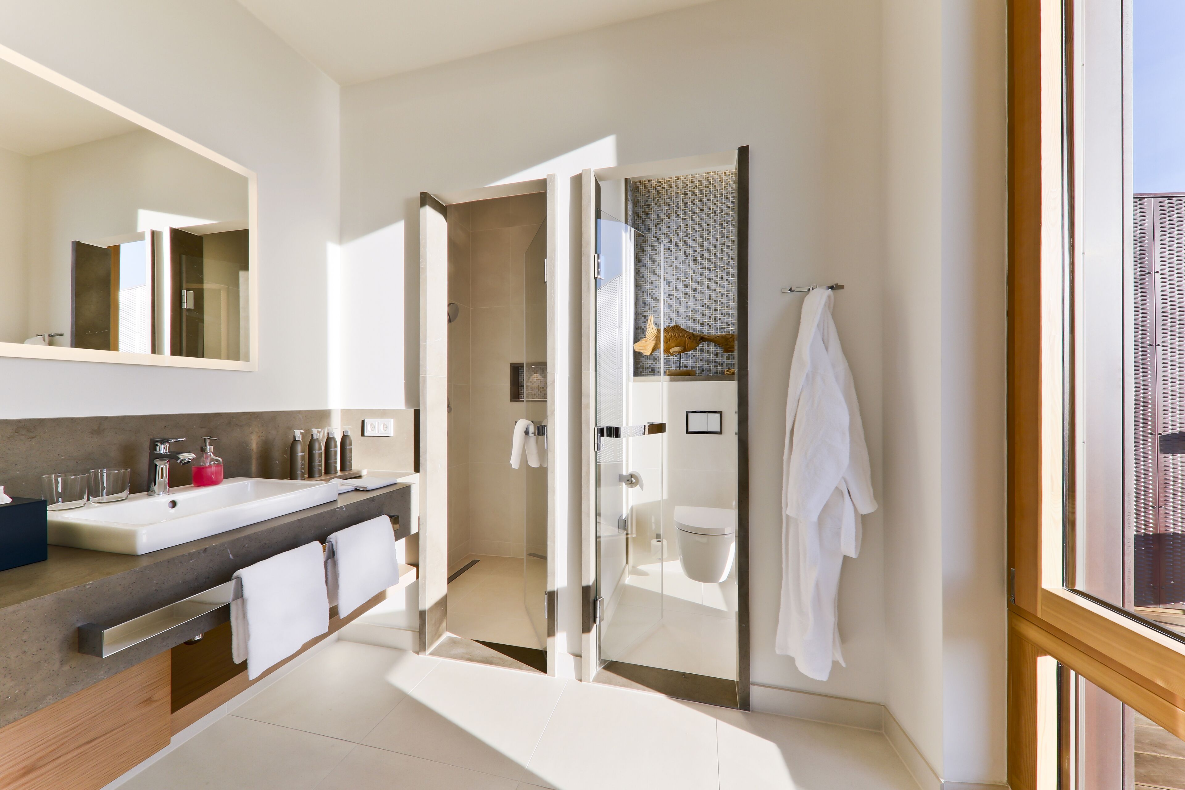 deluxe double room, sea view | bathroom | rainfall showerhead, free toiletries, hair dryer, bathrobes