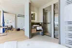 Suite, vista al mar | Baño | Regadera tipo lluvia, amenidades de baño gratuitas, secadora de cabello 