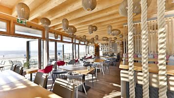 2 restauranter; serverer morgenmad