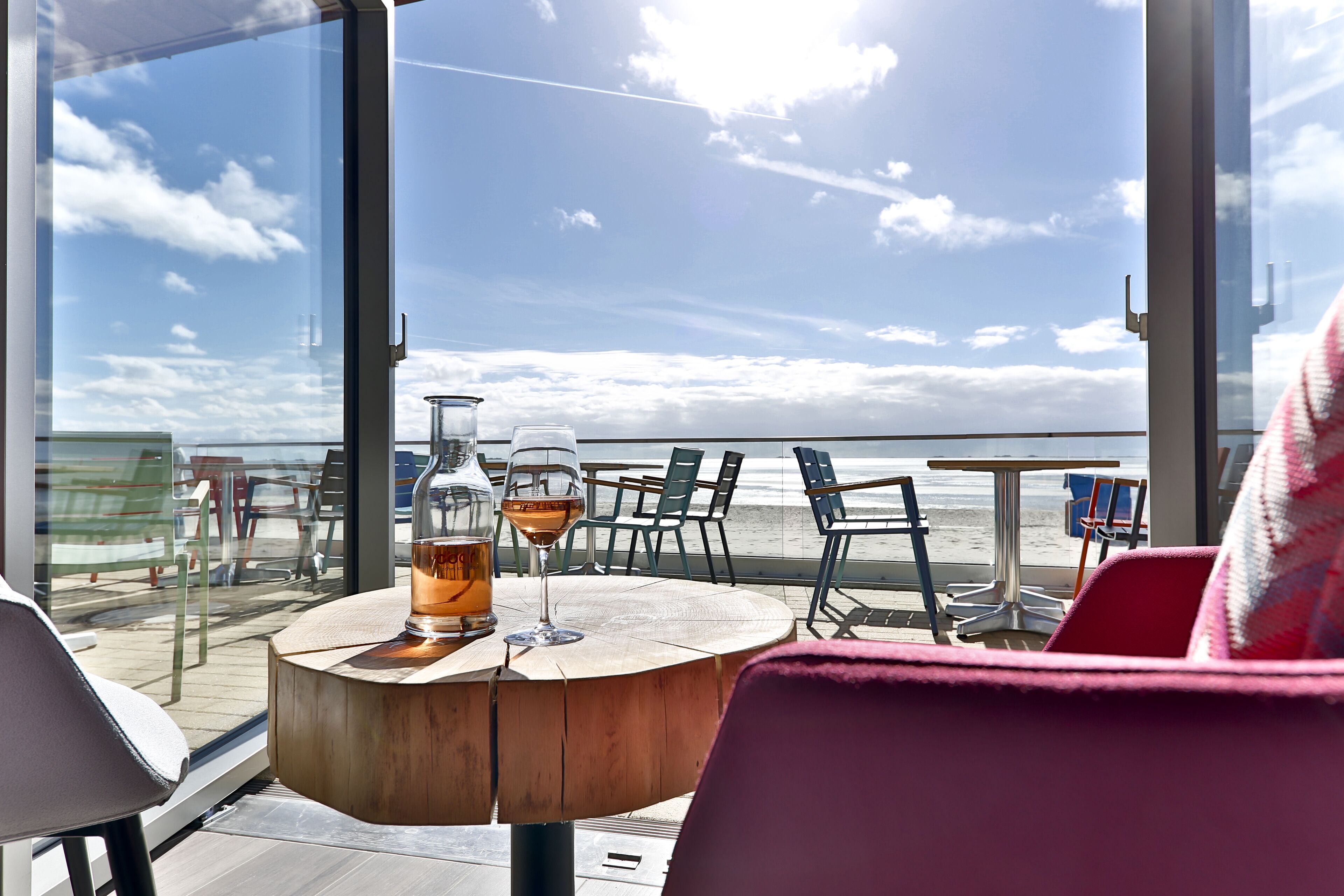 2 restaurants, breakfast served