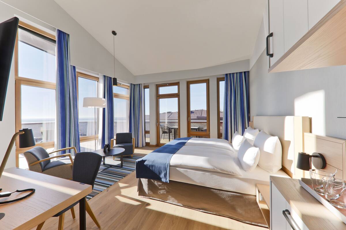 deluxe double room, sea view | hypo-allergenic bedding, minibar, in-room safe, desk