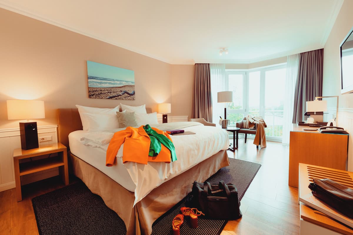 Minibar, coffres-forts dans les chambres, bureau