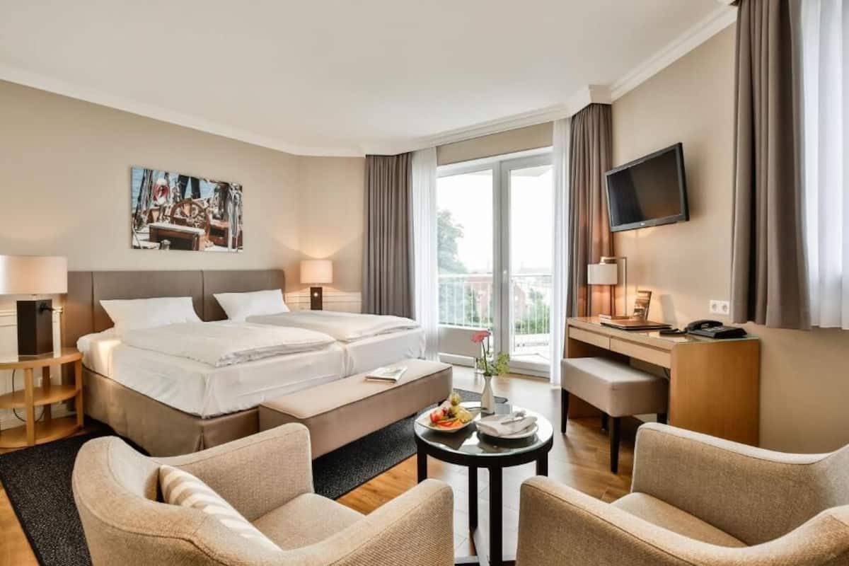 Een minibar, een kluis op de kamer, een bureau, geluiddichte muren