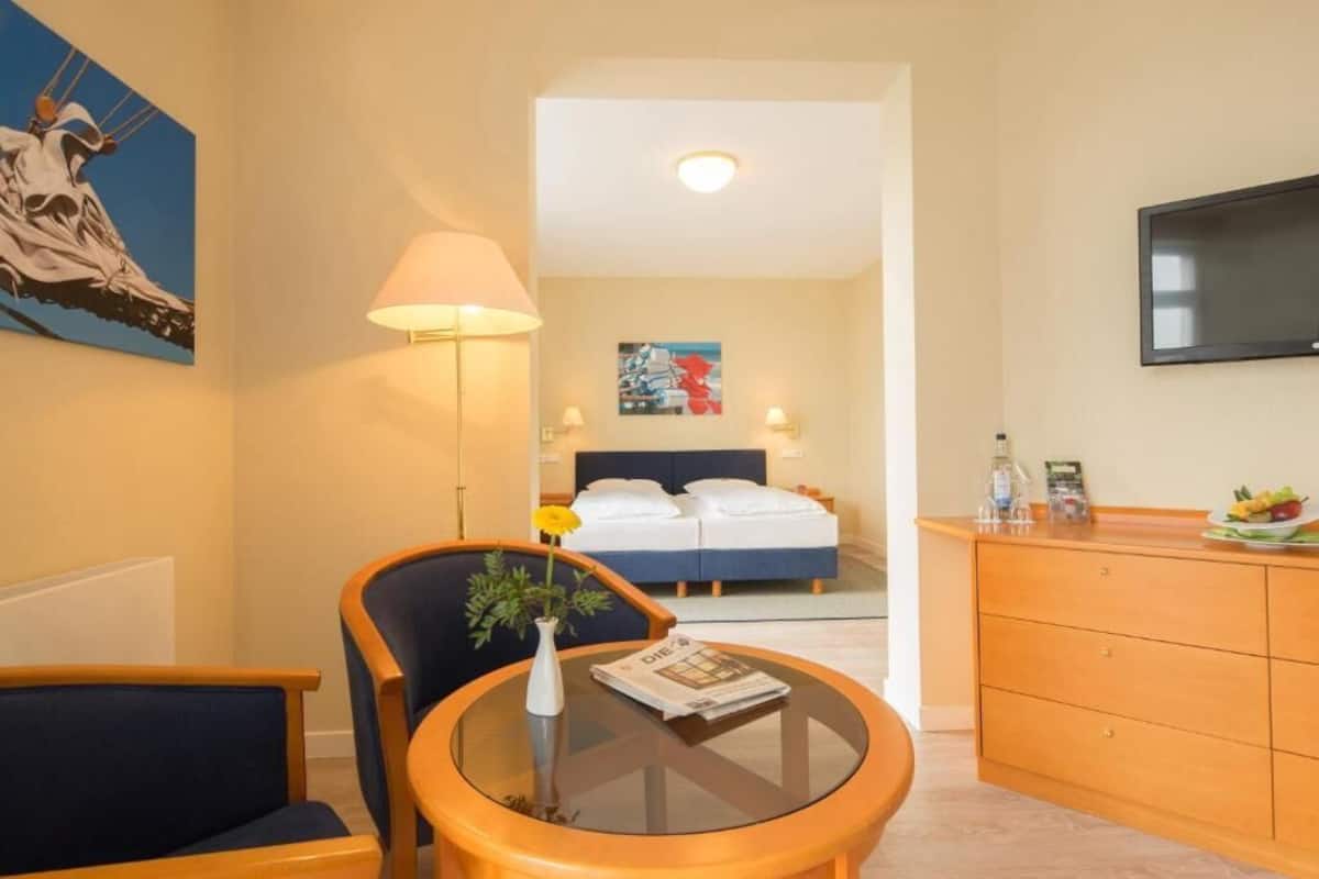 Junior Suite | 1 kamar tidur, minibar, brankas, dan meja kerja