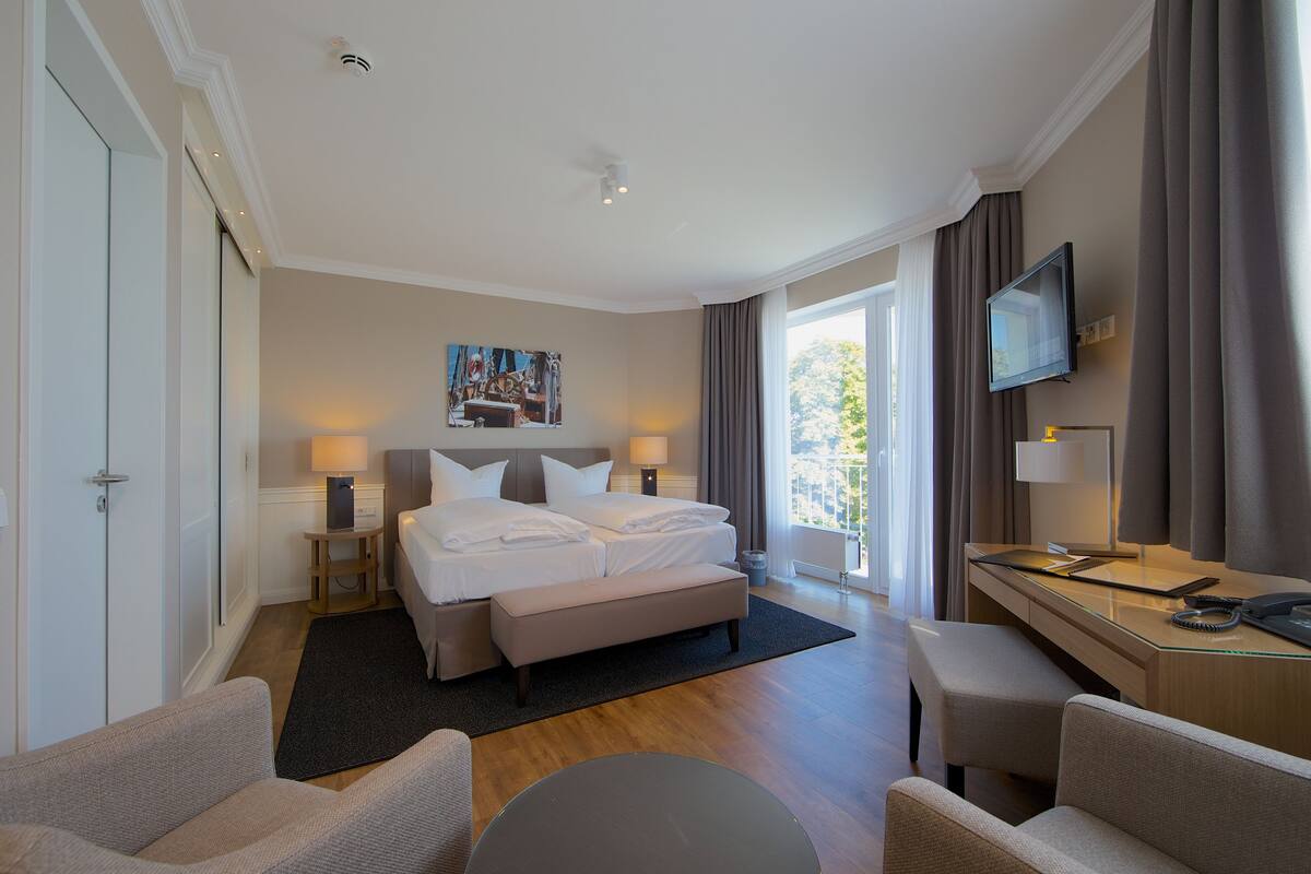 28-inch flat-screen tv with cable channels, tv