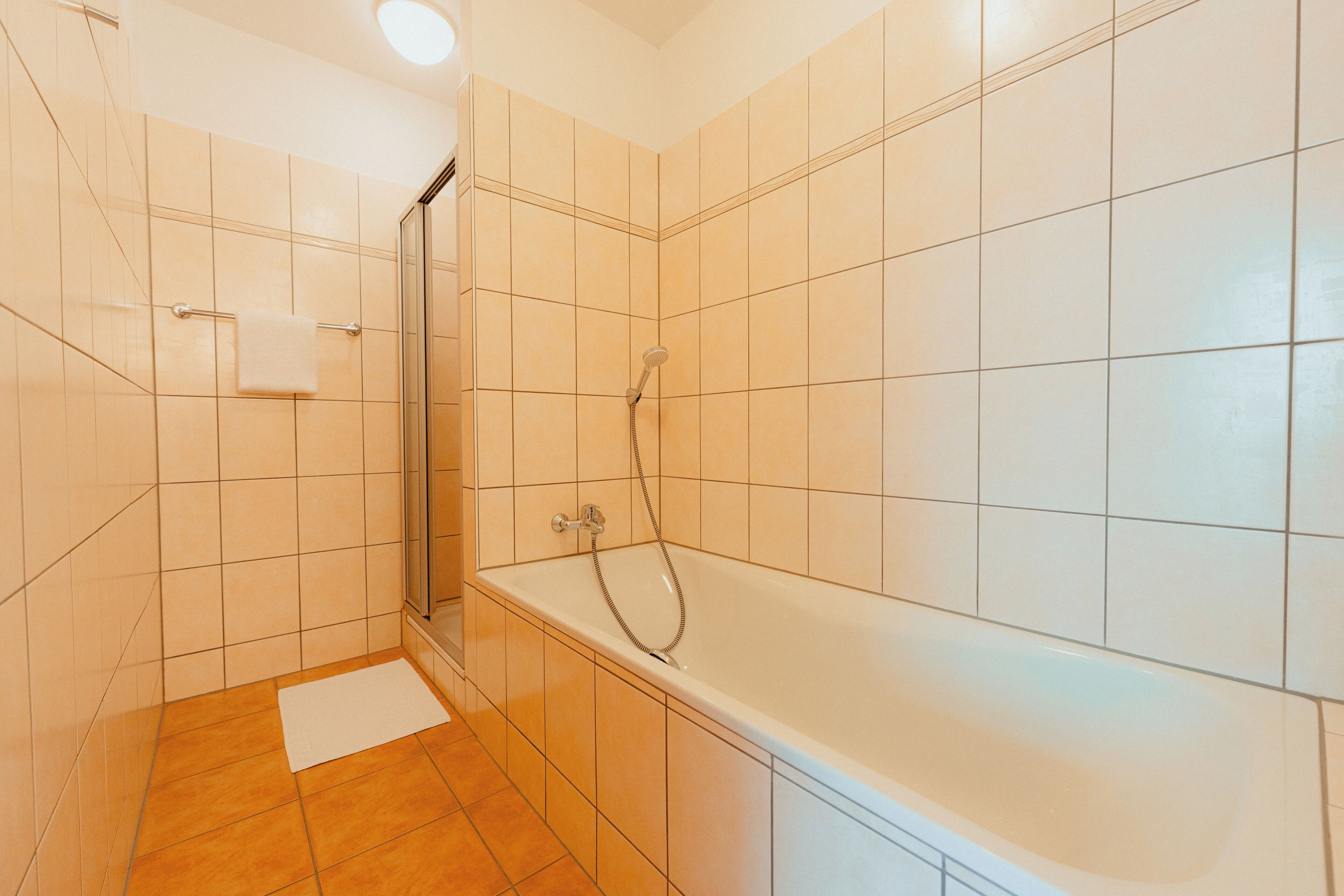 Une salle de bain équipée d’une douche, d’une baignoire et de toilettes.