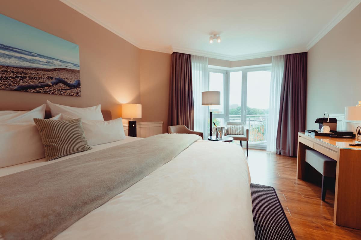 Deluxe Premium View Room | Minibaari, tallelokero huoneessa, työpöytä, äänieristys