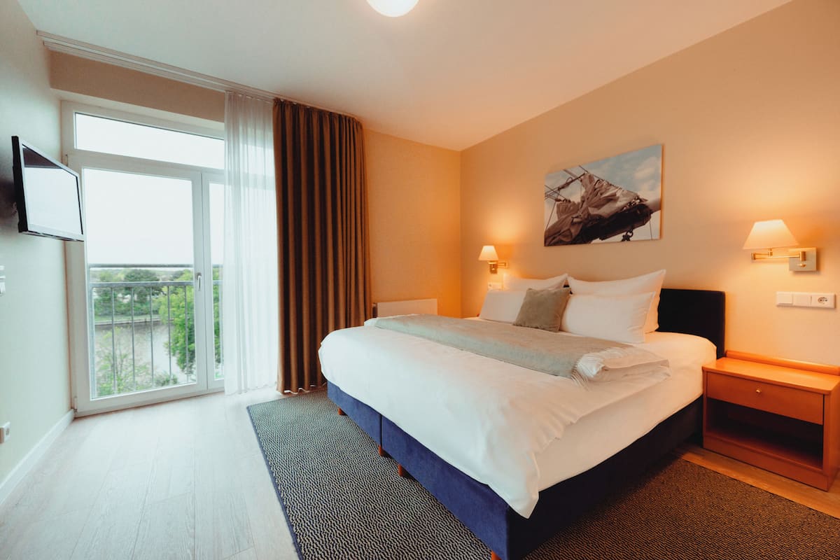 Classic View Plus Room | Minibar, coffres-forts dans les chambres, bureau