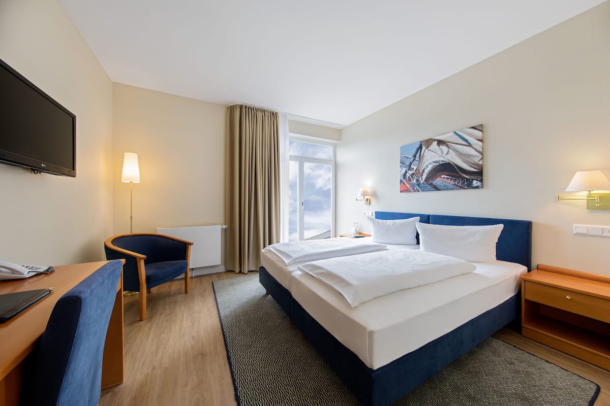 Een minibar, een kluis op de kamer, een bureau, geluiddichte muren