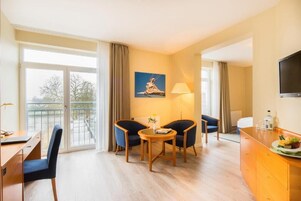 Classic View Plus Room | Minibar, coffres-forts dans les chambres, bureau