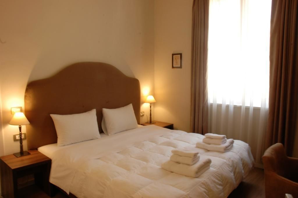 economy double room | minibar, in-room safe, desk, soundproofing