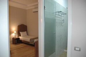 Minibar, caja de seguridad en la habitación y escritorio 