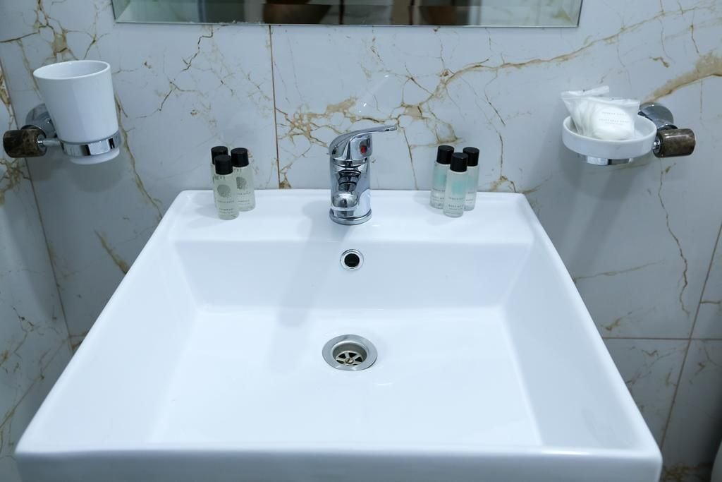 basic double room, 1 queen bed | bathroom sink