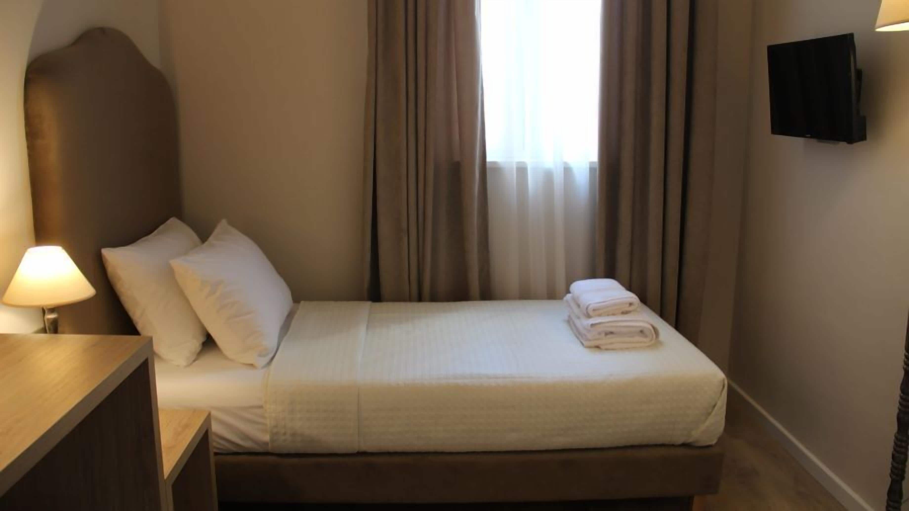 economy single room | minibar, in-room safe, desk, soundproofing