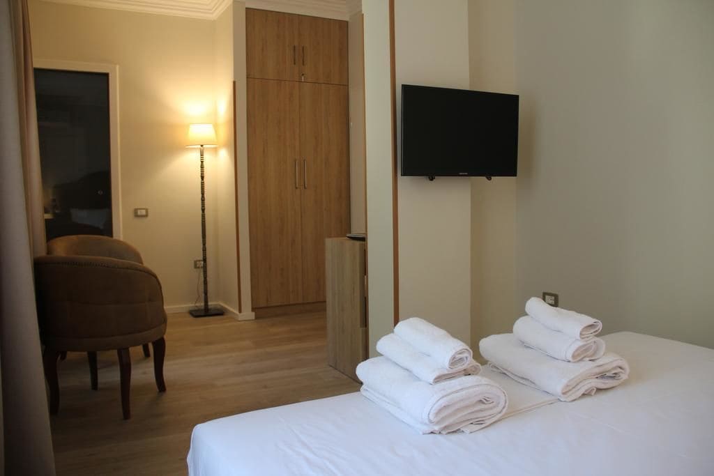 standard double room, 1 queen bed | minibar, in-room safe, desk, soundproofing