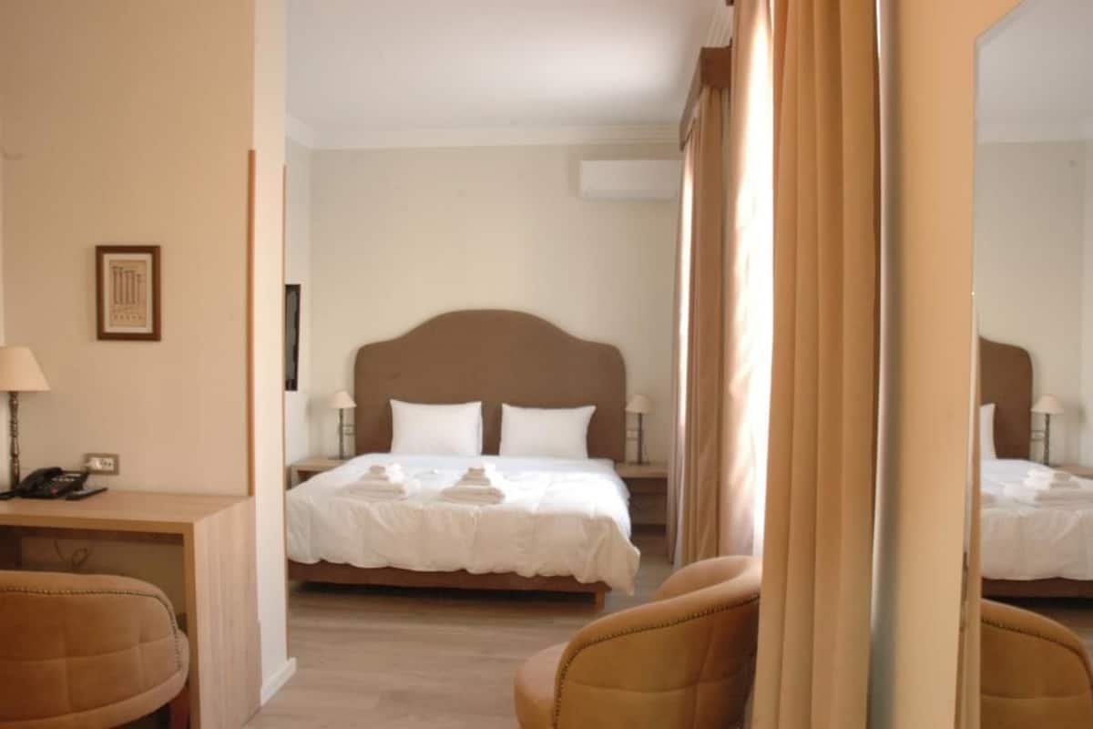 Standard Double Room, 1 Queen Bed | Minibar, in-room safe, desk, soundproofing
