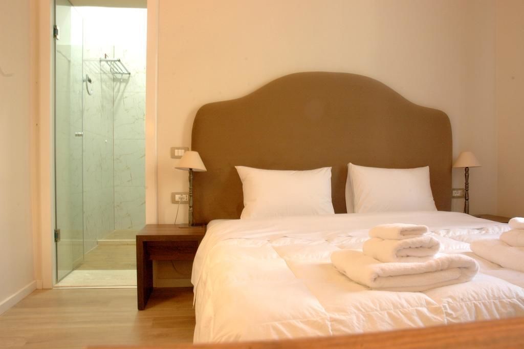 economy double room | minibar, in-room safe, desk, soundproofing