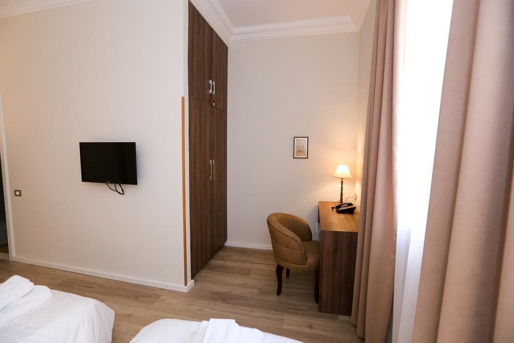 standard triple room | minibar, in-room safe, desk, soundproofing