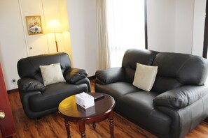 Appartement Standard, 1 chambre | Coin séjour | Télévision LCD de -31 pouces avec chaînes par câble, télévision