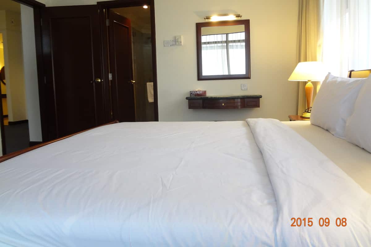 2 bilik tidur, peti besi dalam bilik, seterika/papan seterika