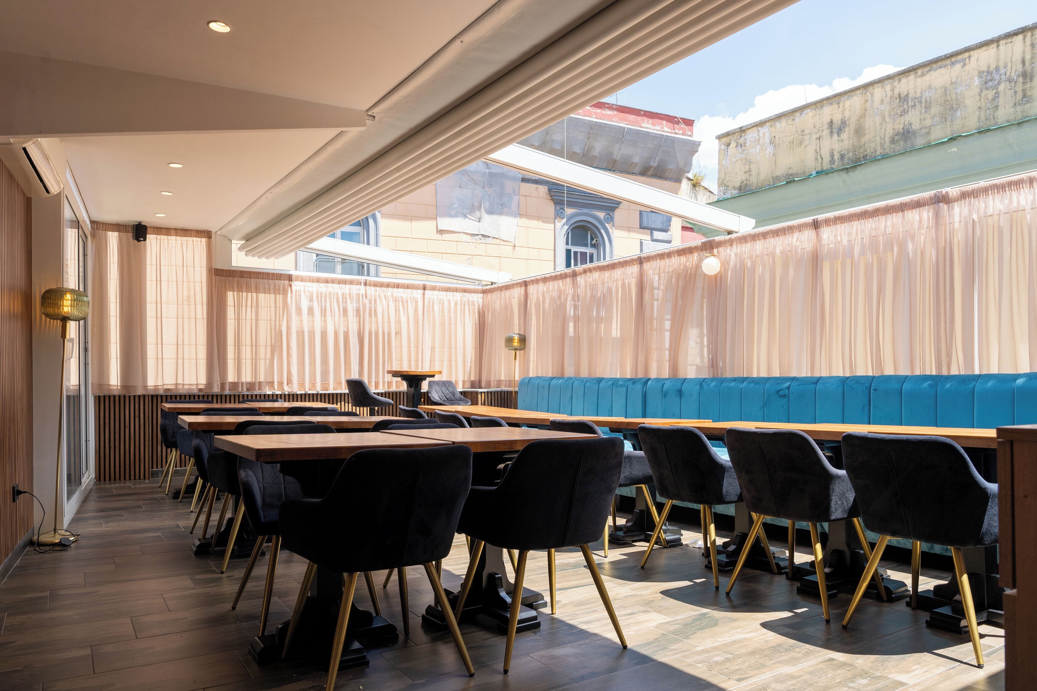 Petit déjeuner servi tous les jours en supplément