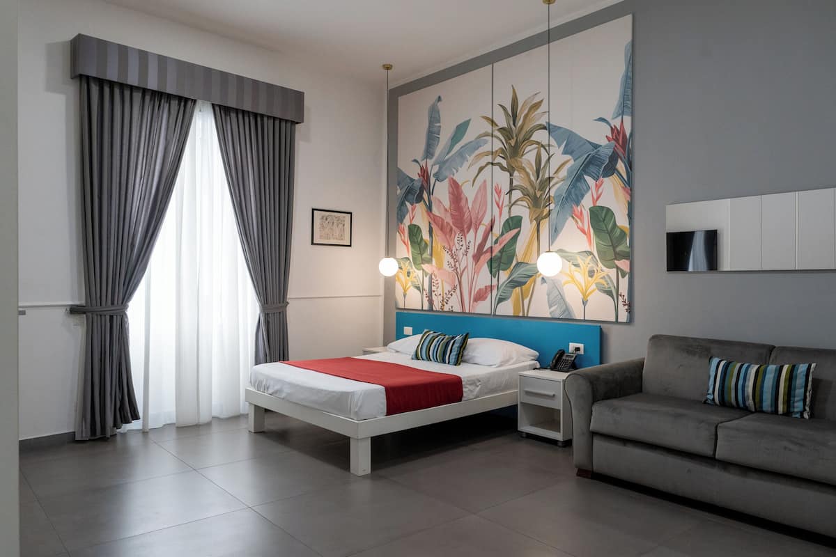 Superior tweepersoonskamer | Luxe beddengoed, een minibar, een kluis op de kamer, een bureau