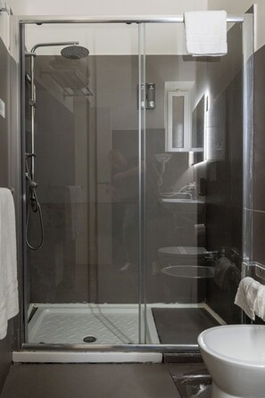 Habitación doble superior | Baño | Ducha y cabezal de ducha tipo lluvia