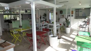 Petit déjeuner (6 EUR par personne)