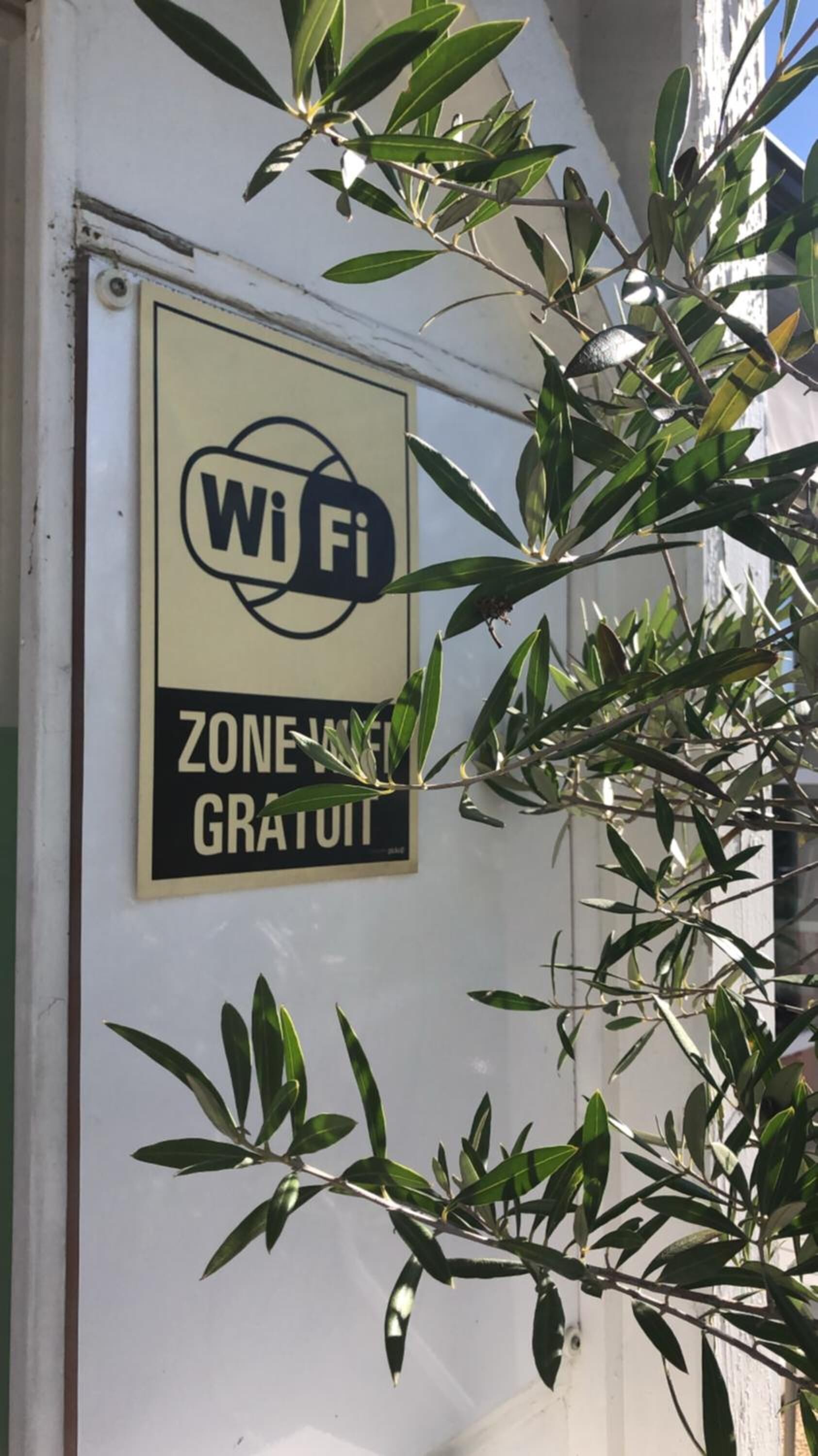 Señal que indica disponibilidad de Wi-Fi gratuito.